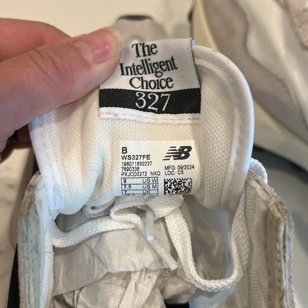 NEW BALANCE Women's 327 Shoes Size 9B In Sea Salt with NB 103 White And Black - Picture 11 of 13